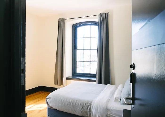 Saintlo Ottawa Jail Hostel